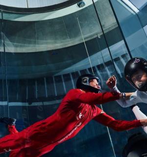 两个人在荡秋千