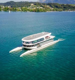 loď na velké vodní ploše