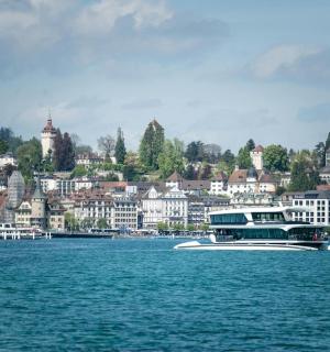 城市前水中的一艘船