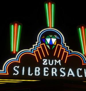 a neon sign for a zim sligunack restaurant
