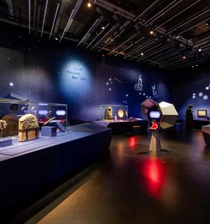 博物馆里陈列着各种不同类型展品的房间