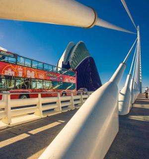 桥上的一辆红色双层巴士