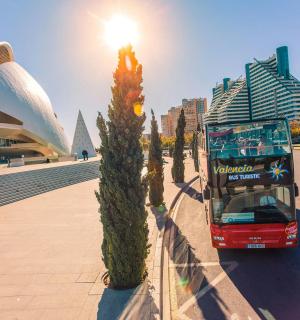 一辆红色双层巴士驶过一栋建筑物