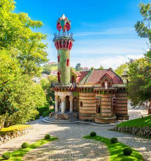 una casa amb una torre al mig d'un jardí