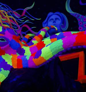 一位女士面前的一只彩色章鱼