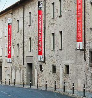 budova s červenými cedulemi na boku