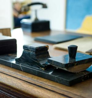 一张木桌,桌上摆放着黑色物品