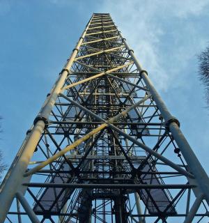 一座高大的金属塔，背景是蓝天