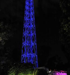 夜晚，蓝色的塔被点亮