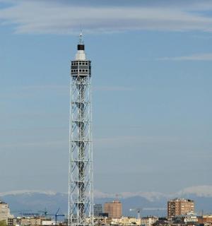 一座白色的塔，背景是一座城市