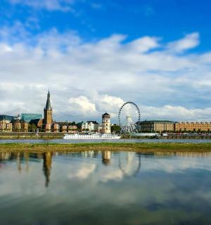 摩天轮和建筑物的城市景观