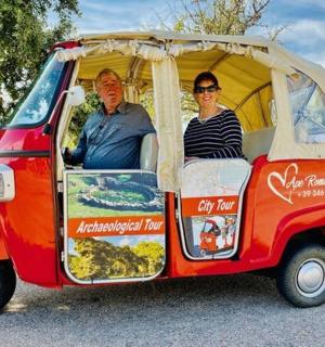 一男一女乘坐一辆小型汽车