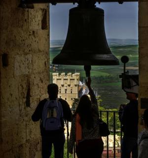 一群人看着塔上的钟