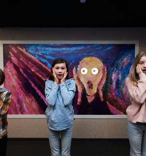 三位女士站在一幅画前