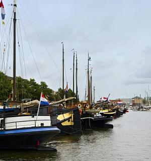 一堆船停靠在运河里