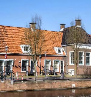 河边的一组建筑