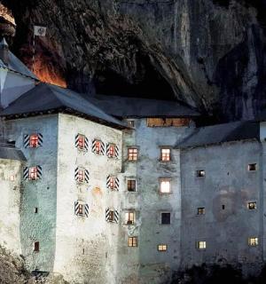 hrad na úbočí hory v noci