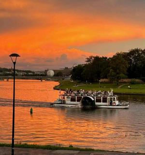 河上的一艘船,上面载着一群人