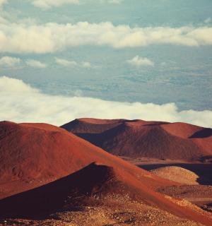 pohled na horu s mraky v pozadí