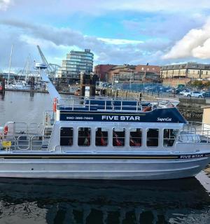 一艘渡船停靠在港口