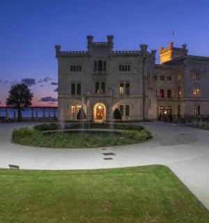 starý dům s fontánou před ním