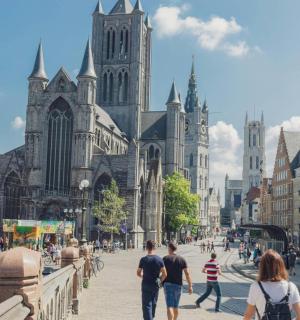 un grup de persones caminant davant d'una catedral