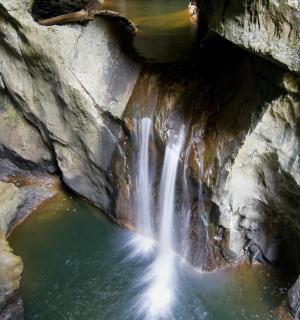 vodopád v jeskyni s vodou