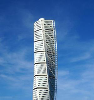 一栋高大的白色建筑，背景是蓝天