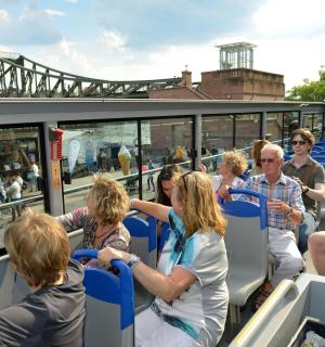 eine Gruppe von Menschen sitzt in einem Bus