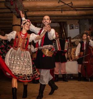 一群穿着传统服装表演的人