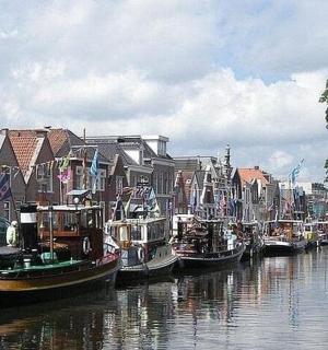 一群船停靠在有建筑物的运河里