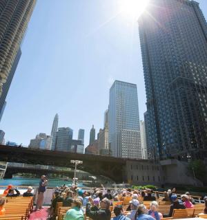 dav lidí sedících na lavičkách ve městě