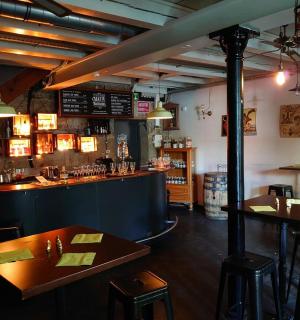 有酒吧和桌椅的餐厅