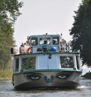 水中一艘画着脸的船