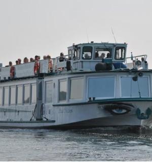 水中载有乘客的船