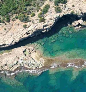 海洋和岩石海岸的鸟瞰图