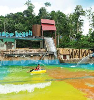 水上乐园里木筏上的人