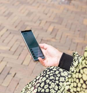 一名女子手里拿着手机