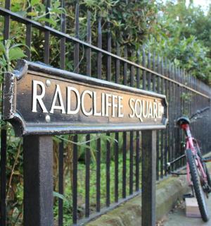 栅栏旁边写着“拉比特广场”的标志