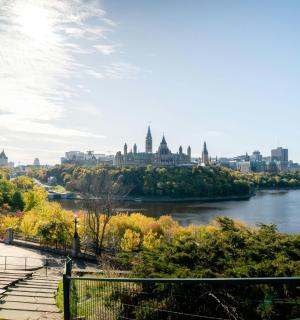 City Highlights Tour with Ottawa River Cruise