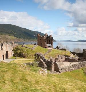 位于水边山上的城堡