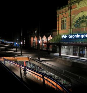 夜晚的火车站和一栋建筑