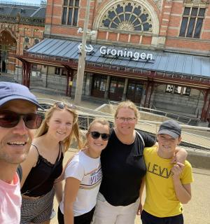 一群人在建筑物前摆姿势拍照