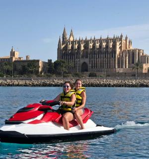 一男一女坐在水上摩托艇上