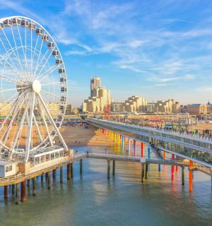 海滩旁码头上的摩天轮