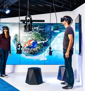 muž a žena stojící před výstavou