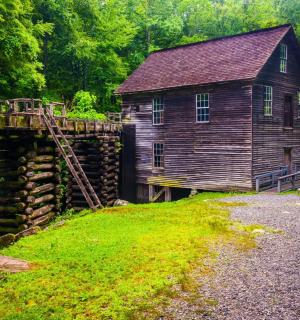 一座有桥和河的古老木屋