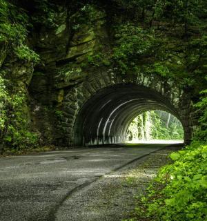 穿过山区道路的隧道