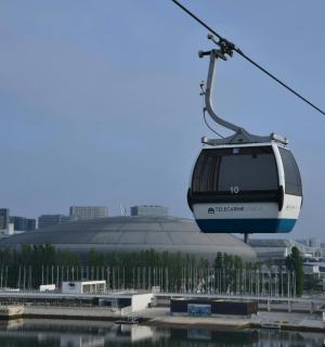 缆车飞越一座有建筑物的城市