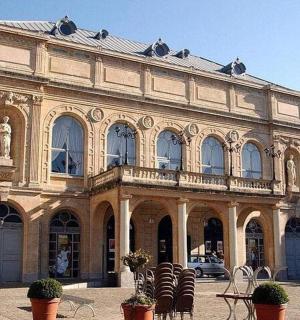 一座前面摆放着椅子的大楼